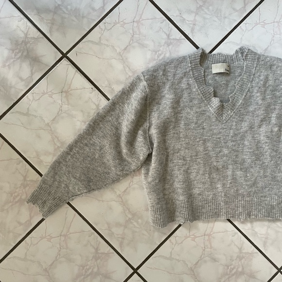 Aritzia grey sweater - Picture 9 of 9